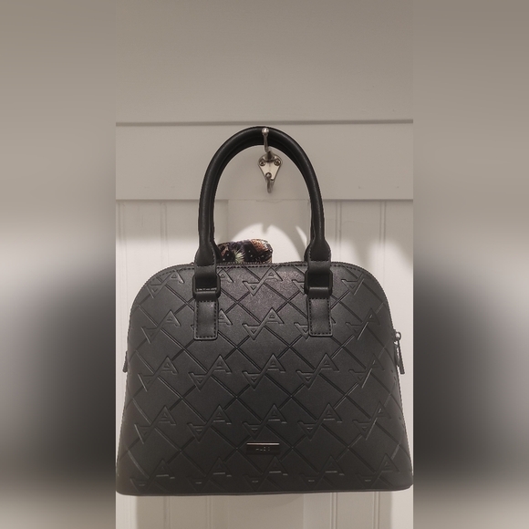 Aldo Black Embossed Handbag – Elegance Meets Sophistication - Picture 6 of 9